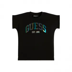 Тениска с къс ръкав в черно за момиче с голям цветен надпис Guess