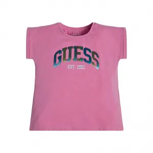 Тениска с къс ръкав в розово за момиче с голям цветен надпис Guess