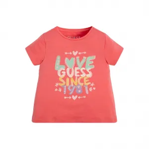 Коралова тениска с къс ръкав с цветни надписи отпред за момиче Guess