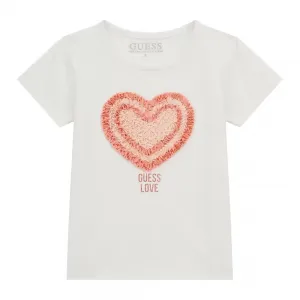 Тениска в бяло за момиче с текстилно сърце и надпис Guess
