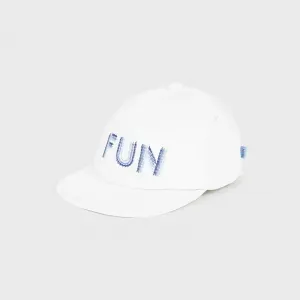 Шапка с козирка и надпис fun за бебе момче Mayoral в бяло