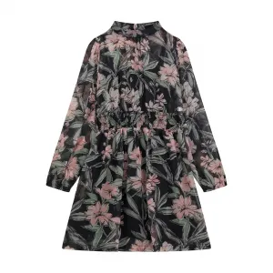 Нежна шифонена рокля в черно за момиче с розови цветя и цип на гърба Guess