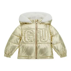 Метализирано златисто късо яке за мини момиче с качулка и голям надпис Guess