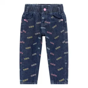 Свободен деним панталон с ластик за момиче покрит с цветни надписи Guess