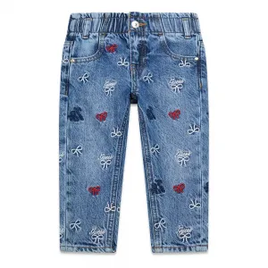 Деним панталон за мини момиче с бродирани цветни панделки и надписи Guess