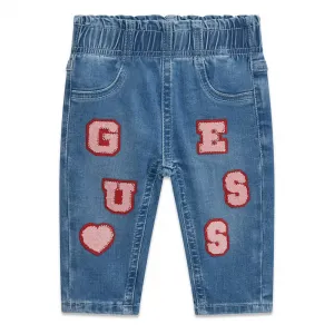Деним панталон regular за бебе момиче с бродирани плюшени букви Guess