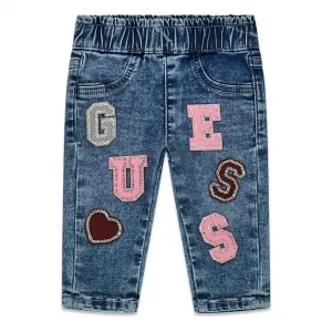 Деним панталон за бебе момиче с цветни бродирани букви и пайети Guess