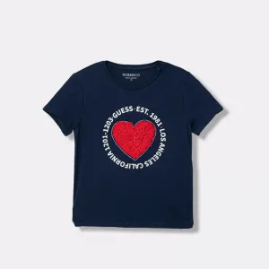 Тениска в тъмно синьо за момиче с червено текстилно сърце и надписи Guess