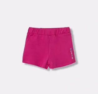 Къси памучни панталони за мини момиче в цикламено с цветен надпис Guess
