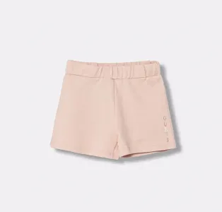 Къси памучни панталони за мини момиче в бледо розово с цветен надпис Guess