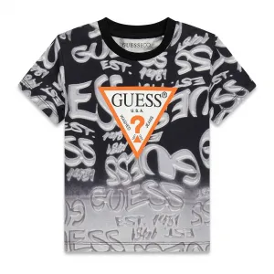 Тениска за мини момче в черно и бяло със сиви графити и червено лого Guess